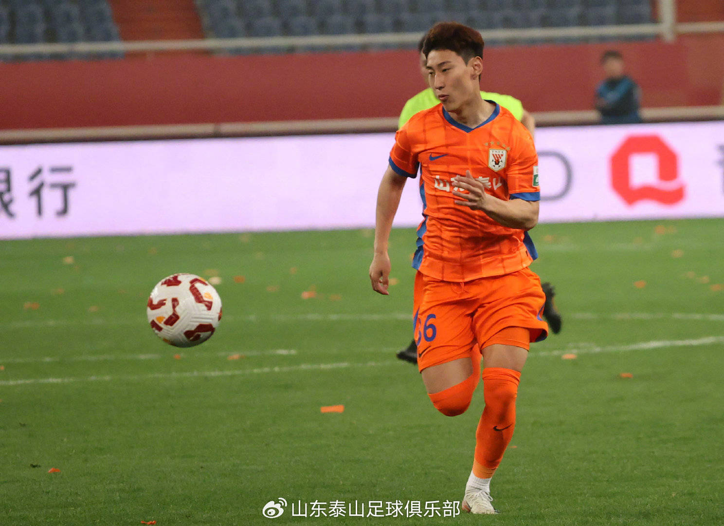  16欧洲杯决赛球迷冲进赛场 