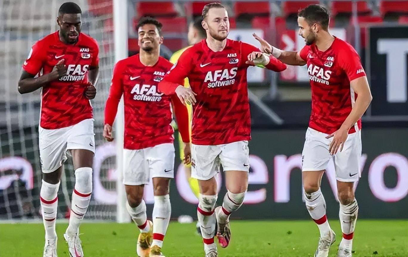 包含今夜荷甲传出新动向；埃因霍温防线松动；管理层表态——引发热议；高层口径保持一致的词条