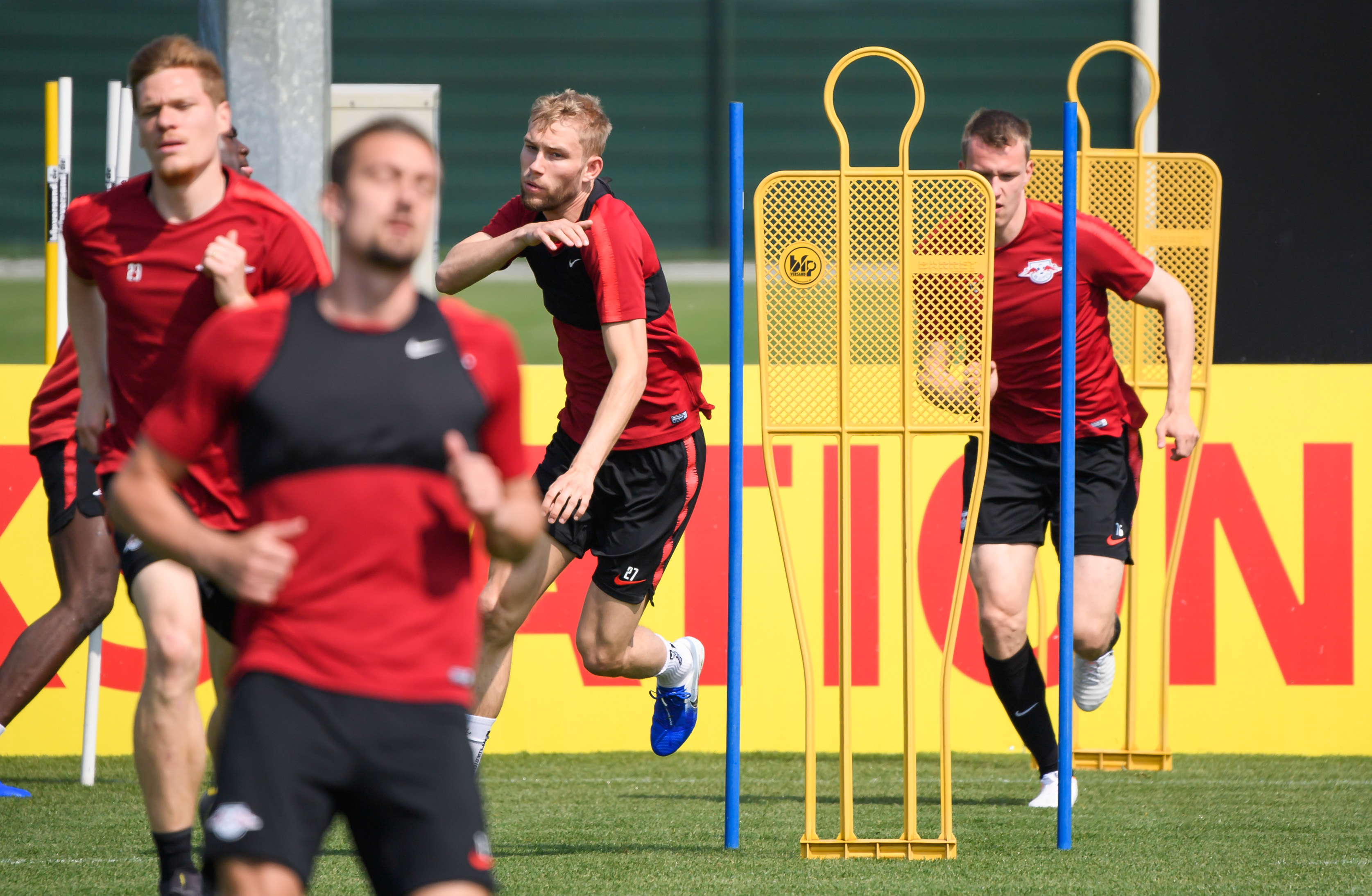 关于加时末段体能课后，埃因霍温豪取连胜备战德国杯，气氛紧张，球队文化再被提及的信息